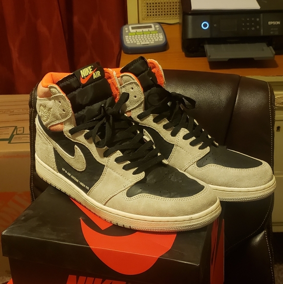 Air Jordan 1 Retro Hyper Crimson - Picture 3 of 4